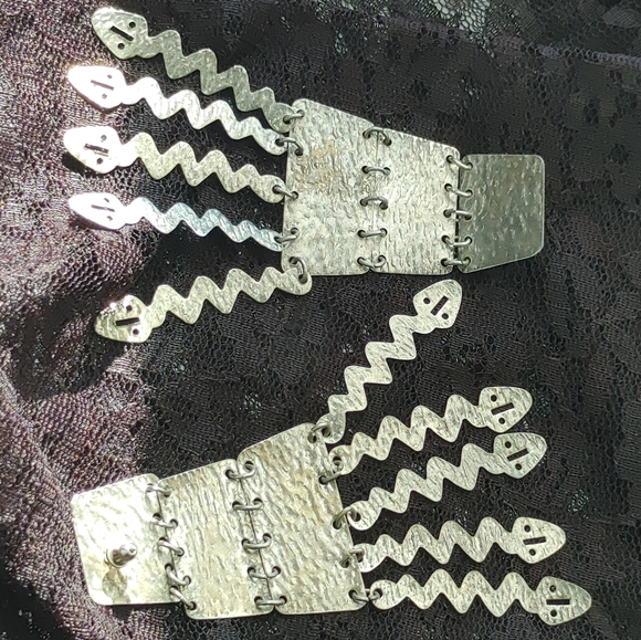 Long Dangle tiered snake silvertone earrings - Picture 4 of 6